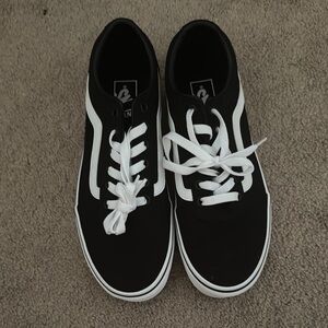 VANS women’s black and white low top sneakers